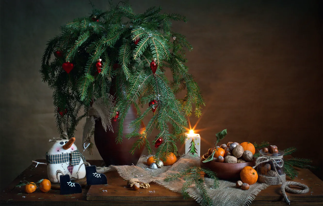 Фото обои украшения, ветки, праздник, игрушки, новый год, свеча, ель, конфеты