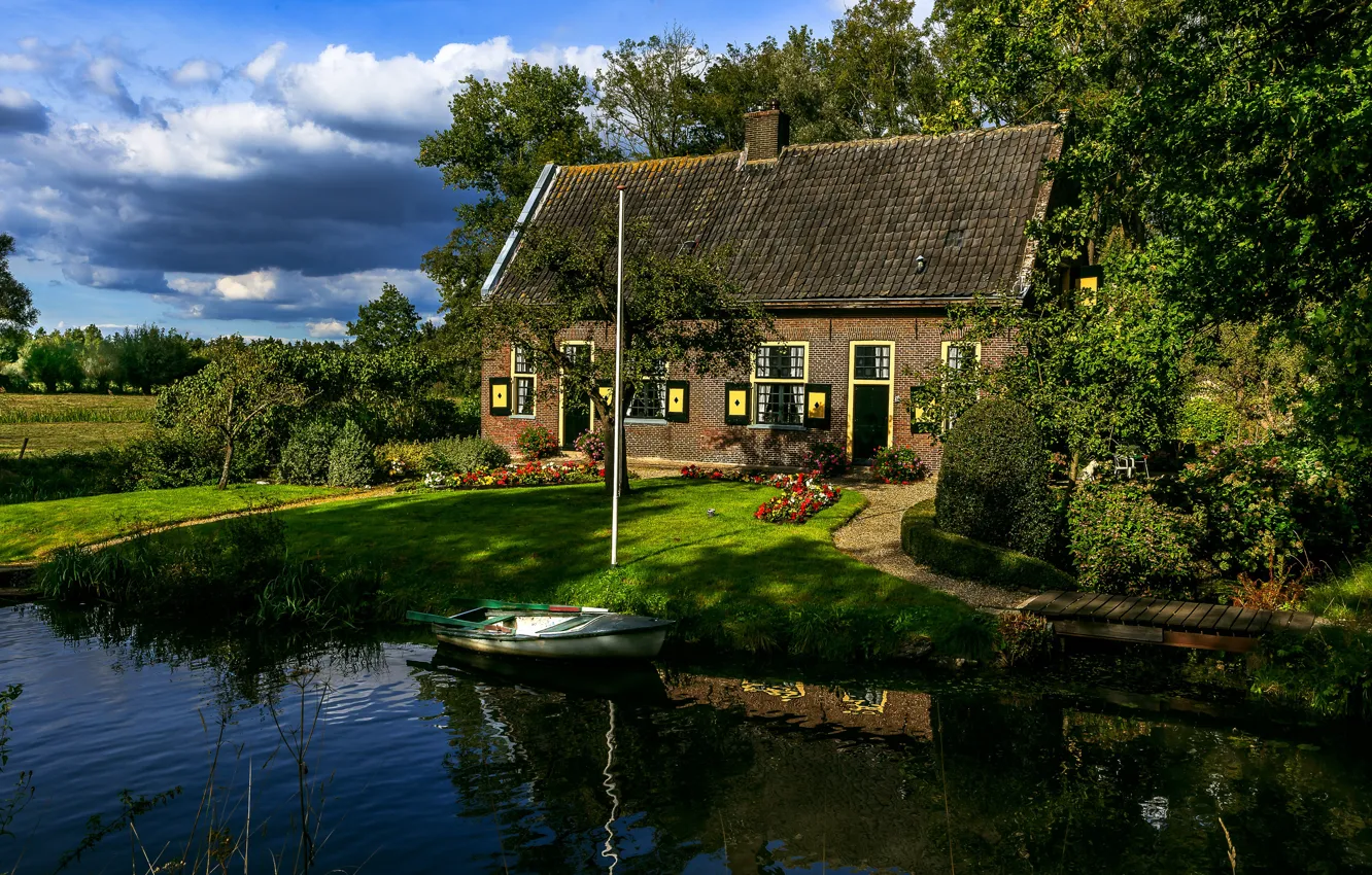 Фото обои небо, облака, деревья, дом, отражение, лодка, Нидерланды