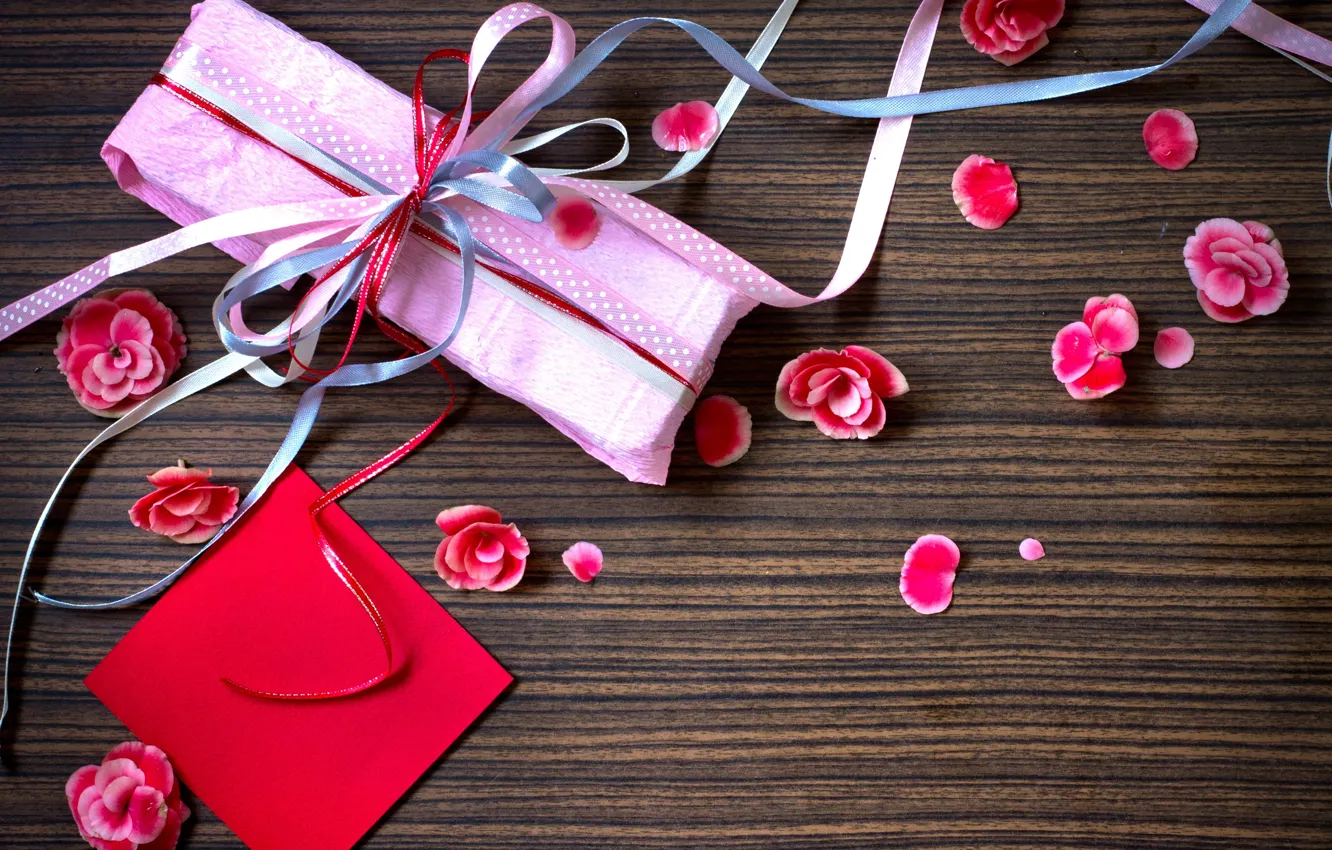 Фото обои цветы, бумага, праздник, подарок, лепестки, розовые, ленточки, коробочка