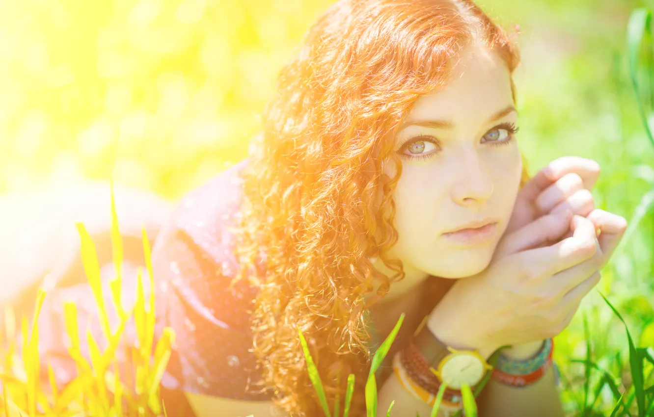Фото обои трава, девушка, часы, феньки, рыжеволосая. взгляд
