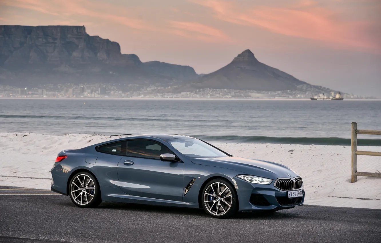 Фото обои волны, скалы, купе, BMW, 2018, 8-Series, 2019, бледно-синий