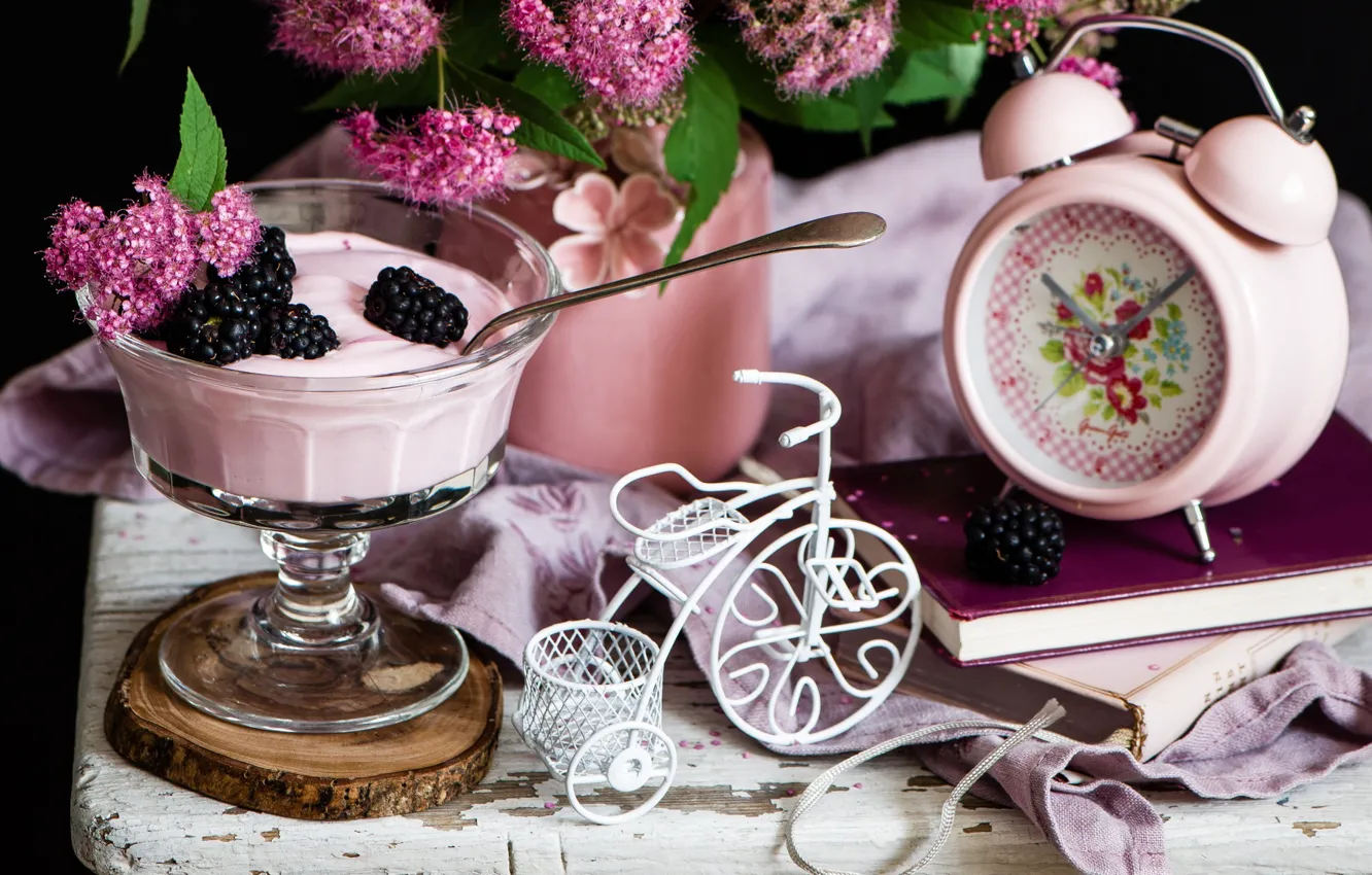 Фото обои цветы, велосипед, будильник, десерт
