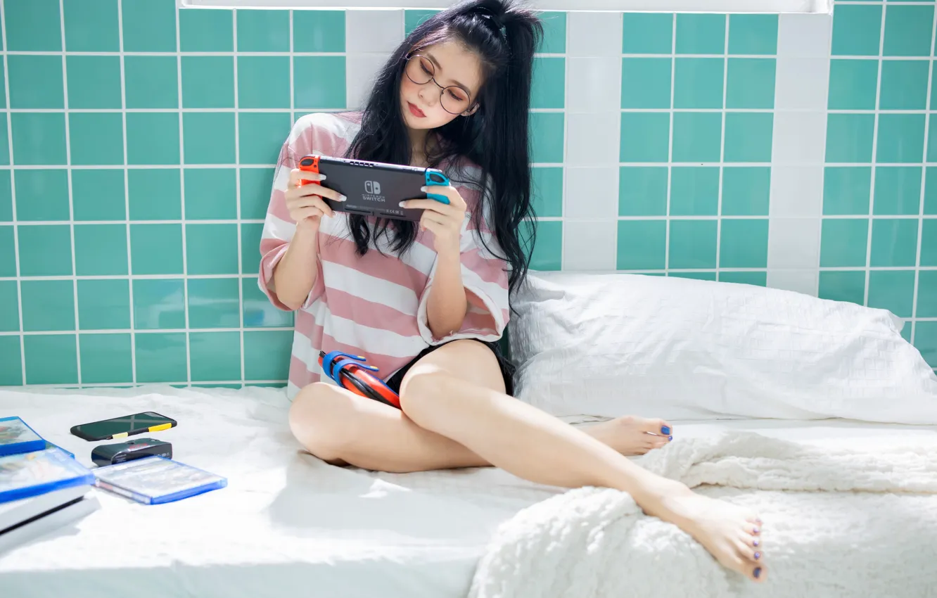 Фото обои девушка, брюнетка, ножки, азиатка, планшет