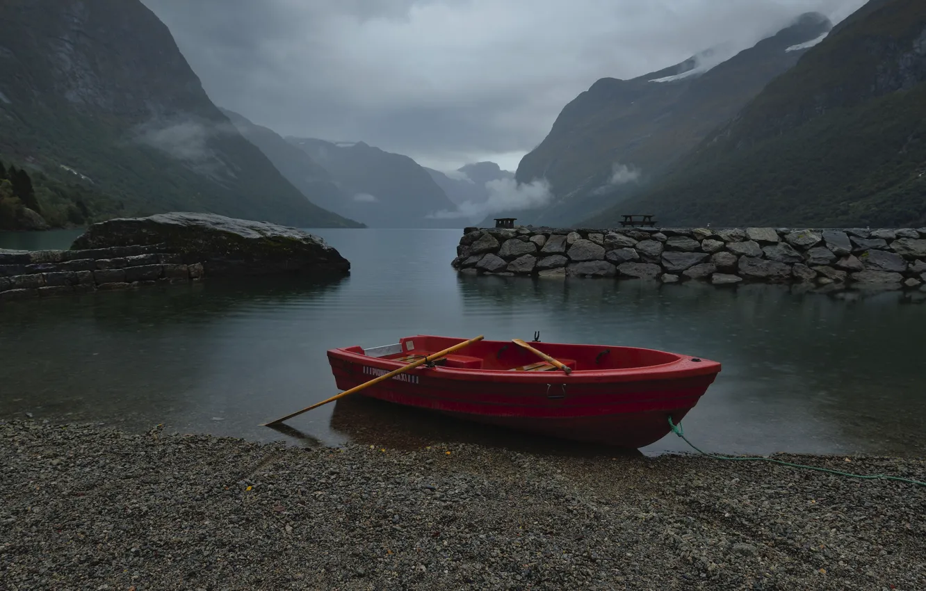 Фото обои пейзаж, горы, природа, туман, озеро, берег, лодка, утро