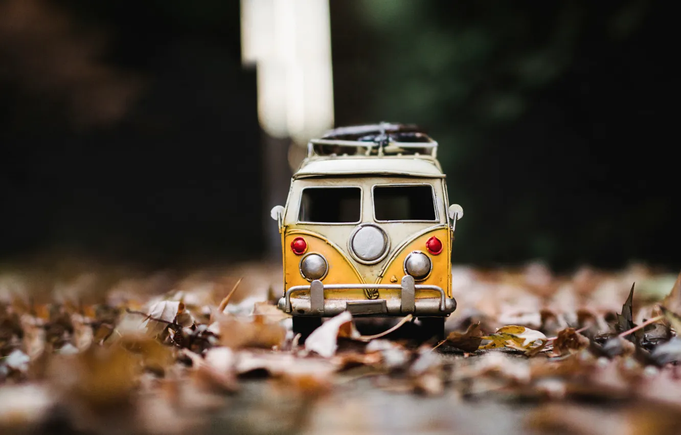 Фото обои модель, игрушка, машинка, road, autumn, микроавтобус, моделька, Mini van