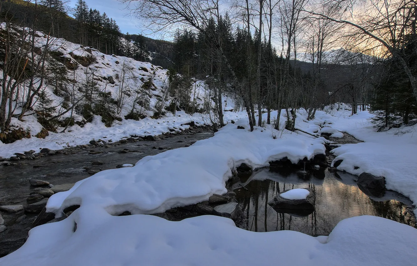Фото обои зима, вода, снег, деревья, река, ручей, камни, холмы
