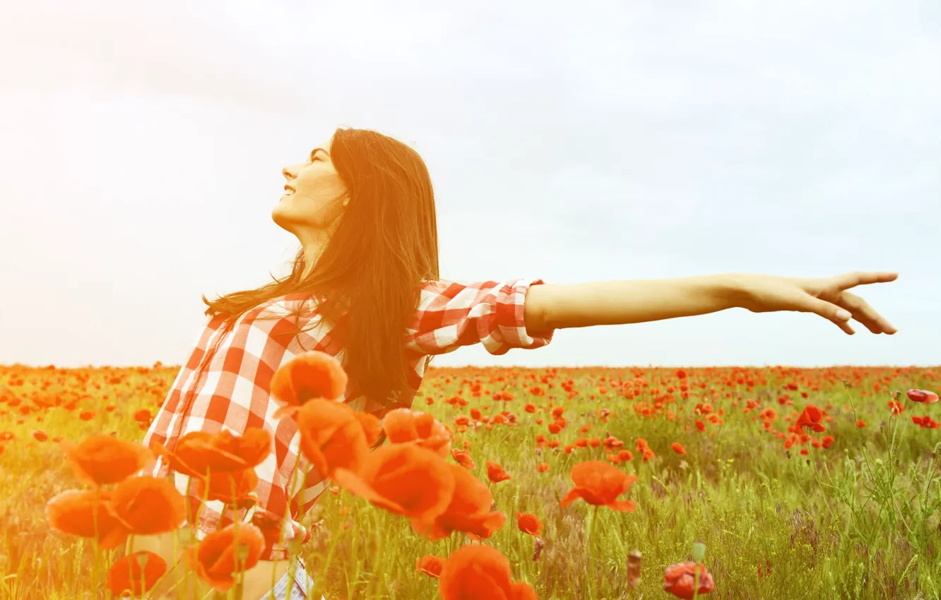 Фото обои поле, свобода, листья, девушка, солнце, радость, цветы, красный