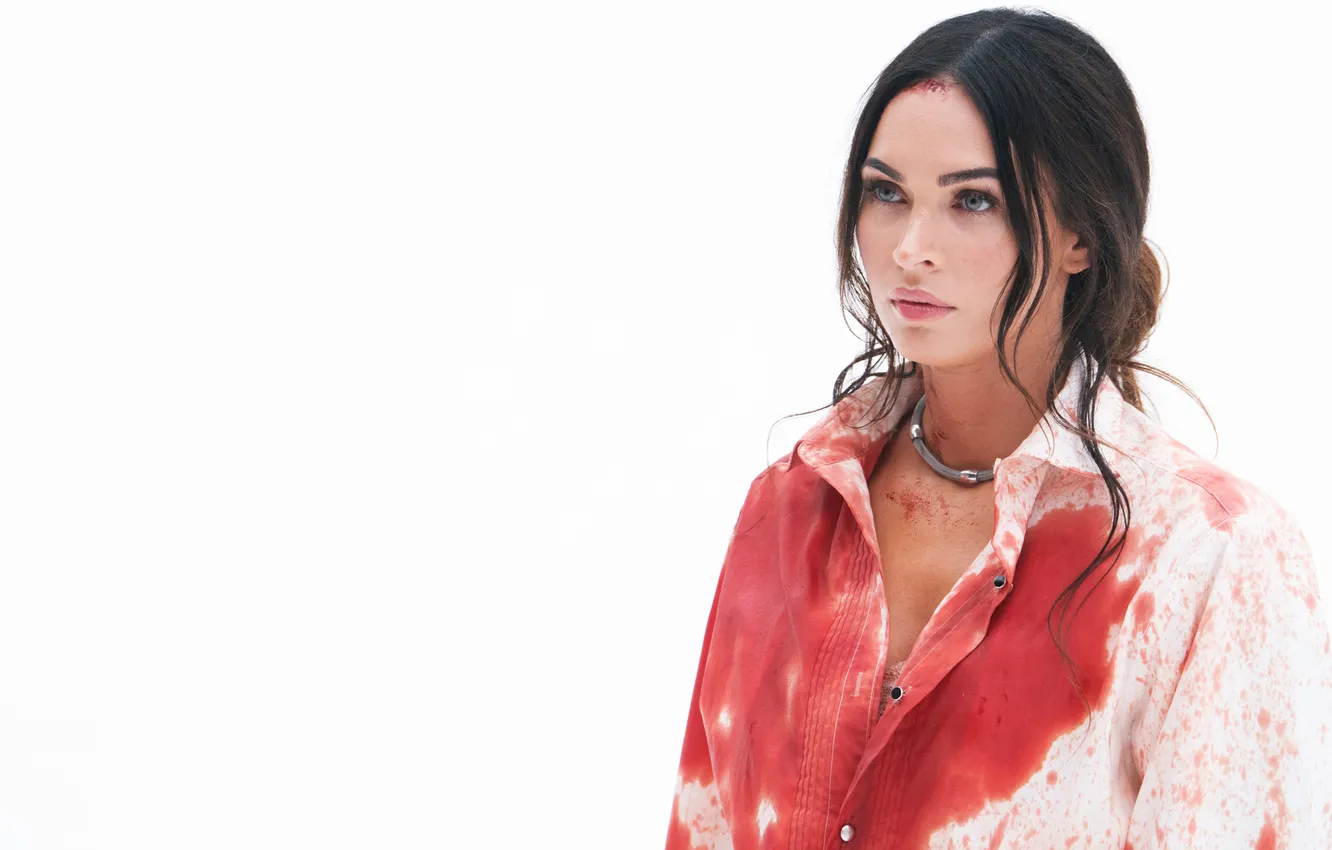 Фото обои девушка, Меган Фокс, Megan Fox, кровь, кадр, брюнетка, белый фон, рубашка