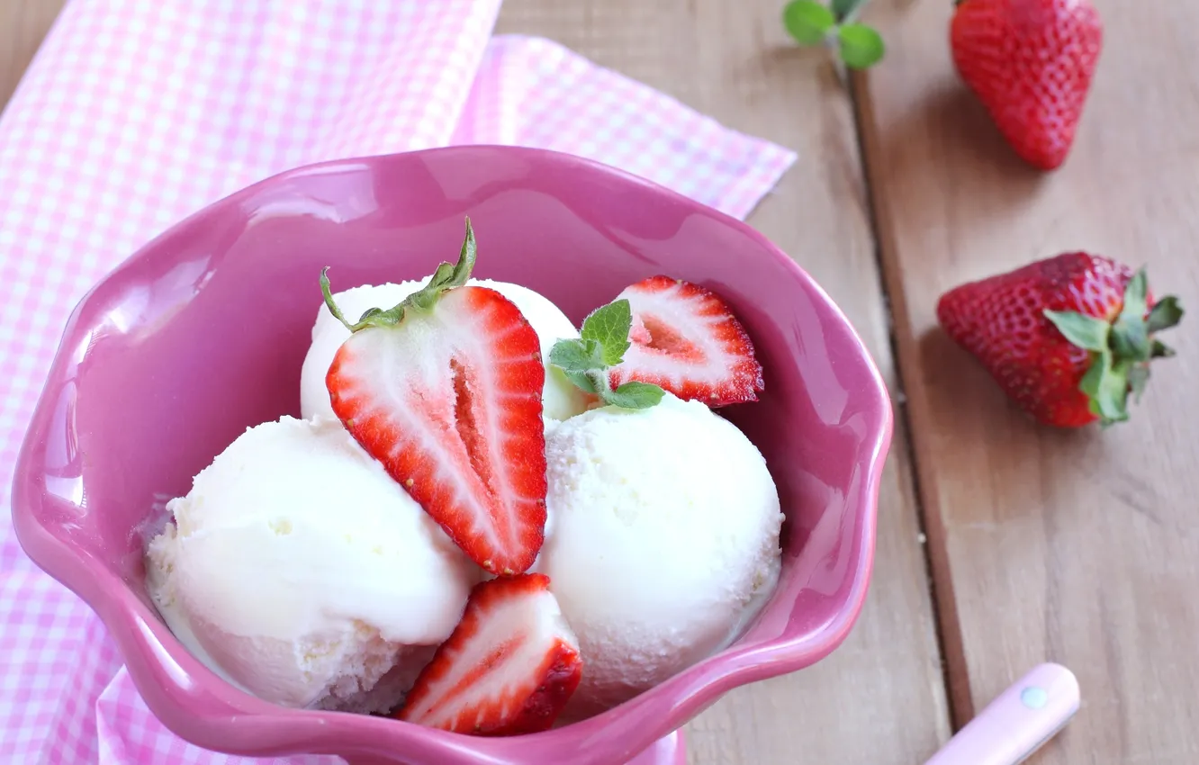 Фото обои ягоды, клубника, ложка, мороженое, десерт, сладкое, пломбир, креманка