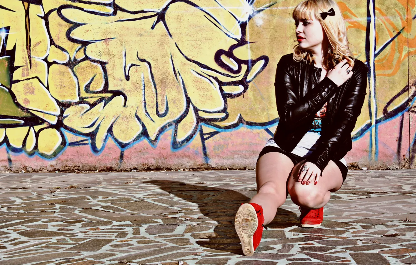 Фото обои девушка, граффити, блондинка, girl, graffiti, blonde, кожаная куртка, Leather Jacket