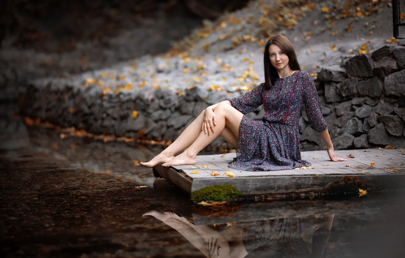 Фото обои взгляд, вода, девушка, поза, река, модель, платье, ножки