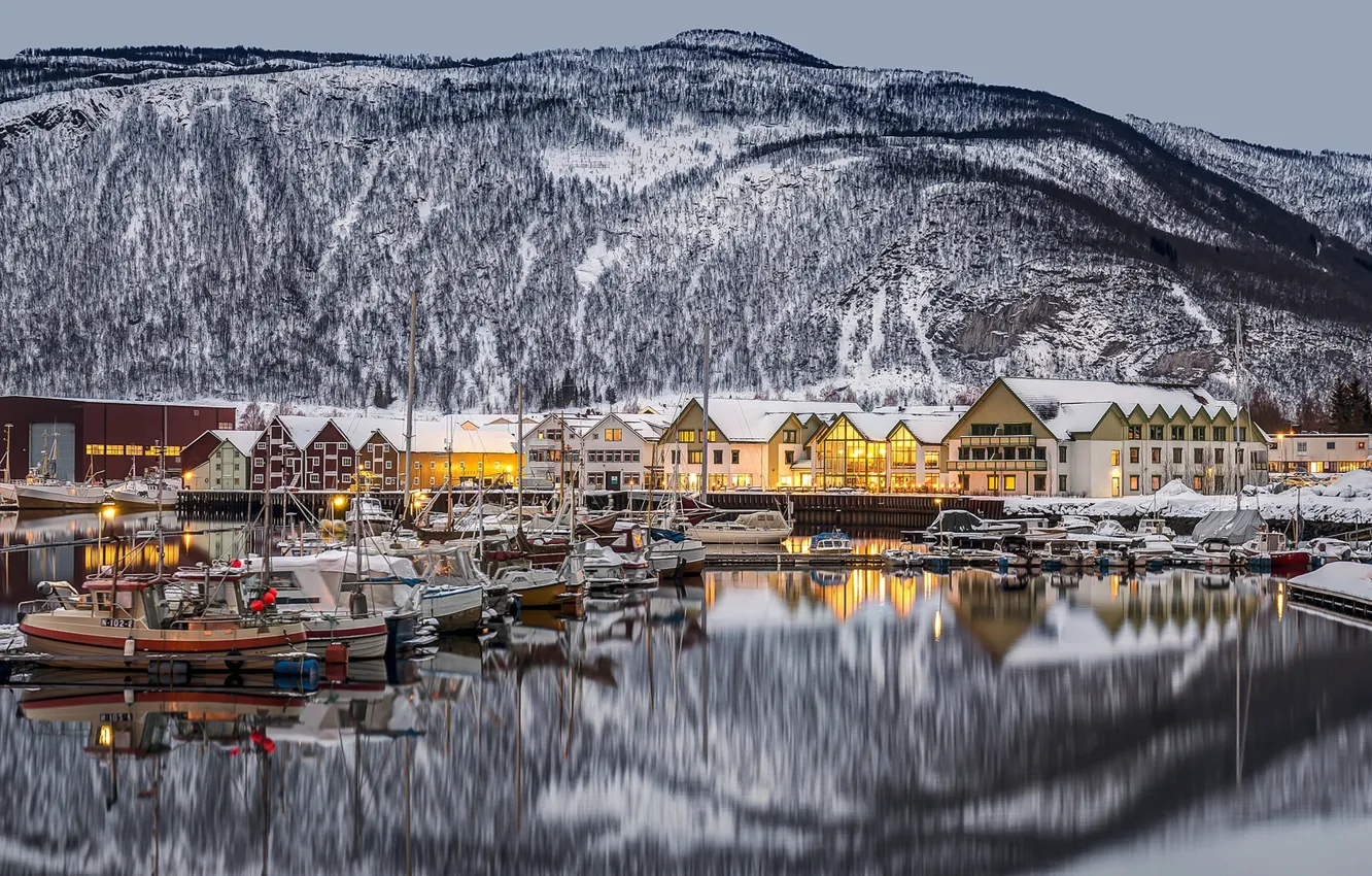 Фото обои горы, отражение, дома, Норвегия, городок, Norway, фьорд, Нурланн
