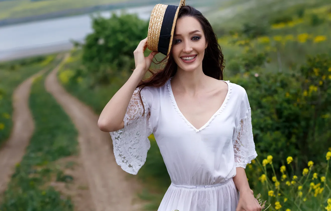 Фото обои дорога, зелень, трава, взгляд, цветы, поза, улыбка, модель
