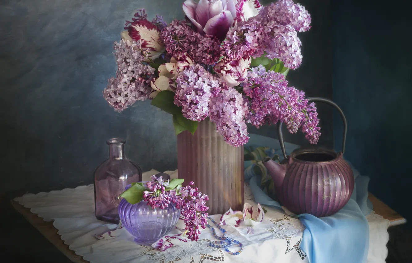 Фото обои цветы, ветки, стол, чайник, тюльпаны, ваза, сирень, салфетка