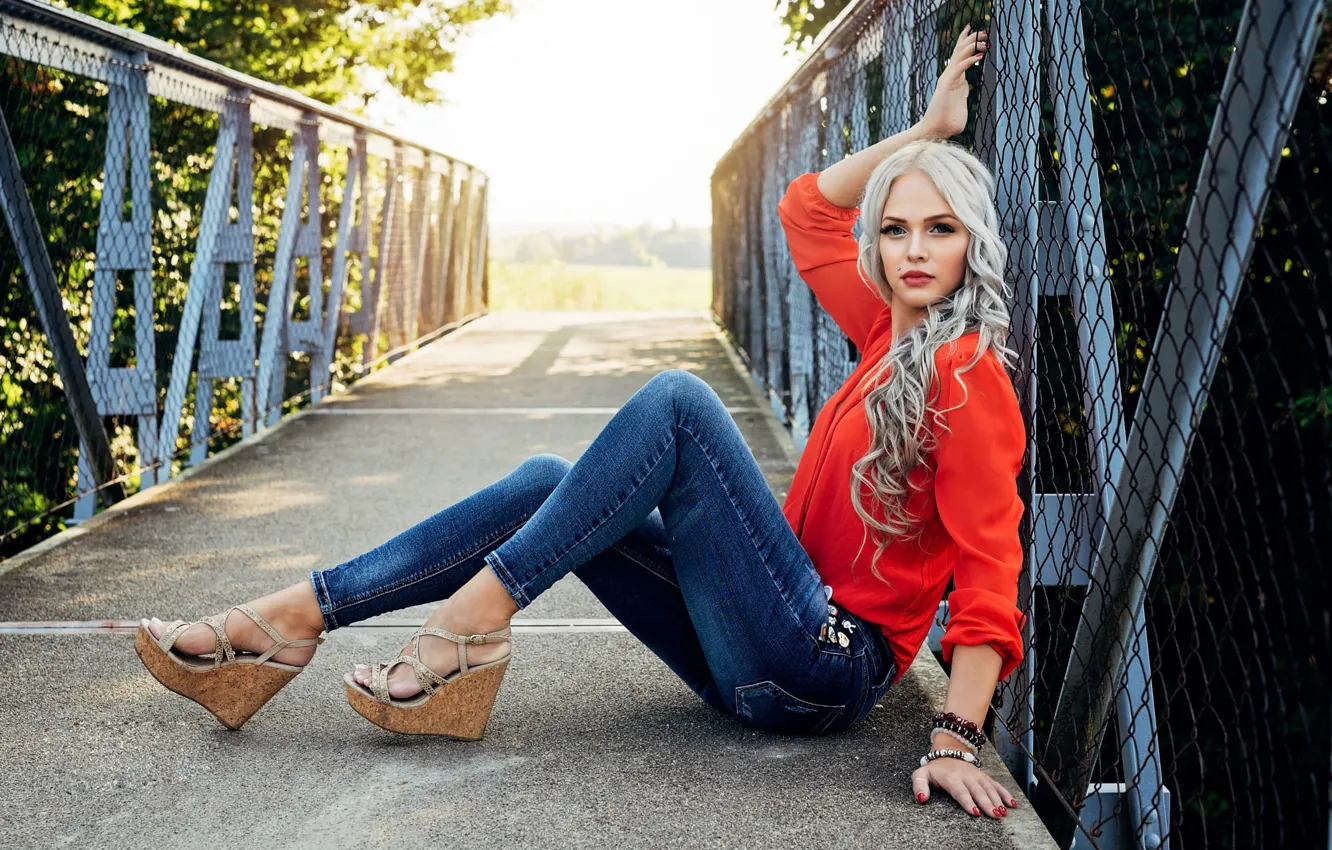 Фото обои взгляд, девушка, мост, поза, фото, волосы, джинсы, блузка