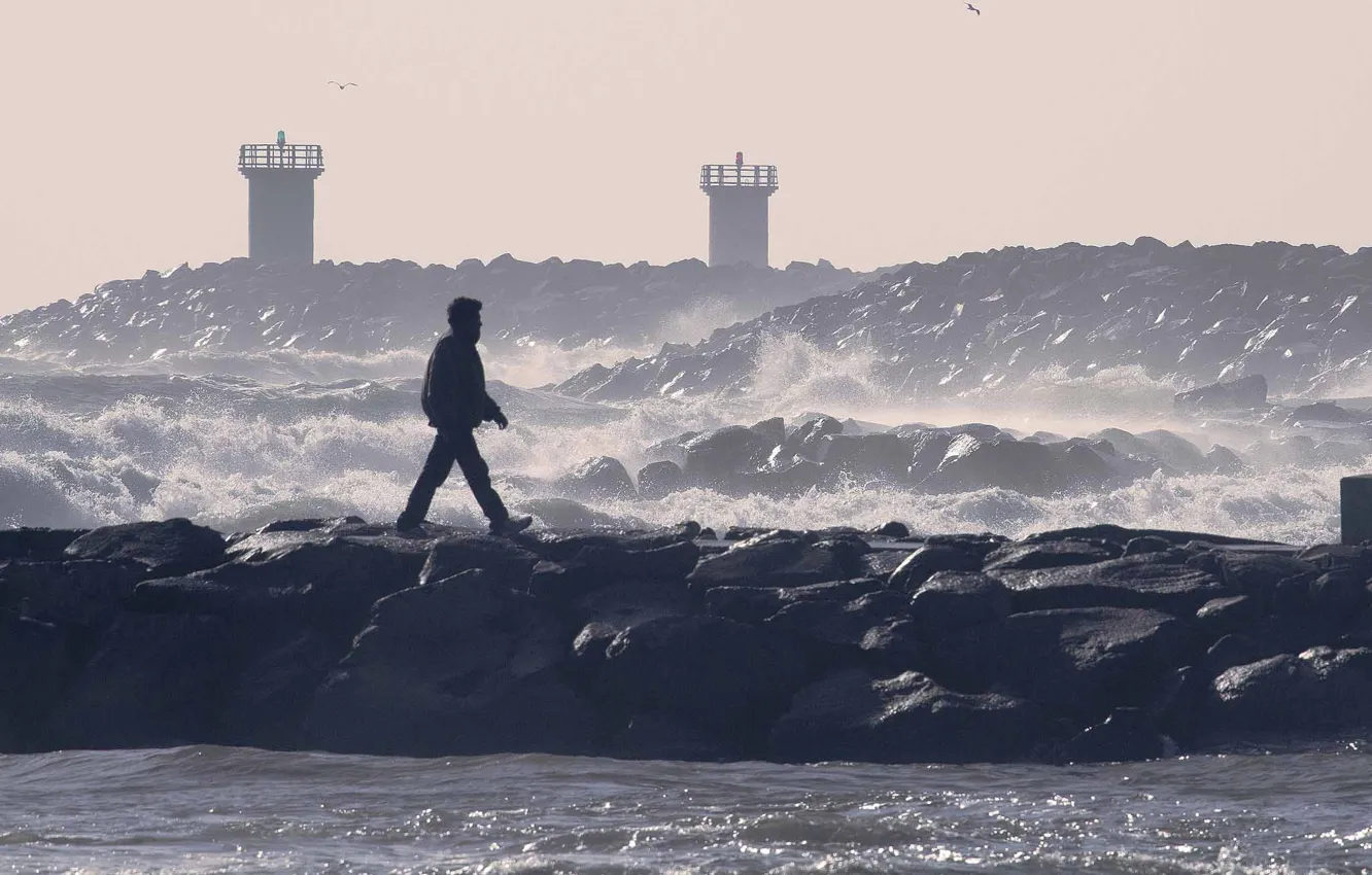 Фото обои waves, sea, rocks, man, walking, seagulls, troubled sea