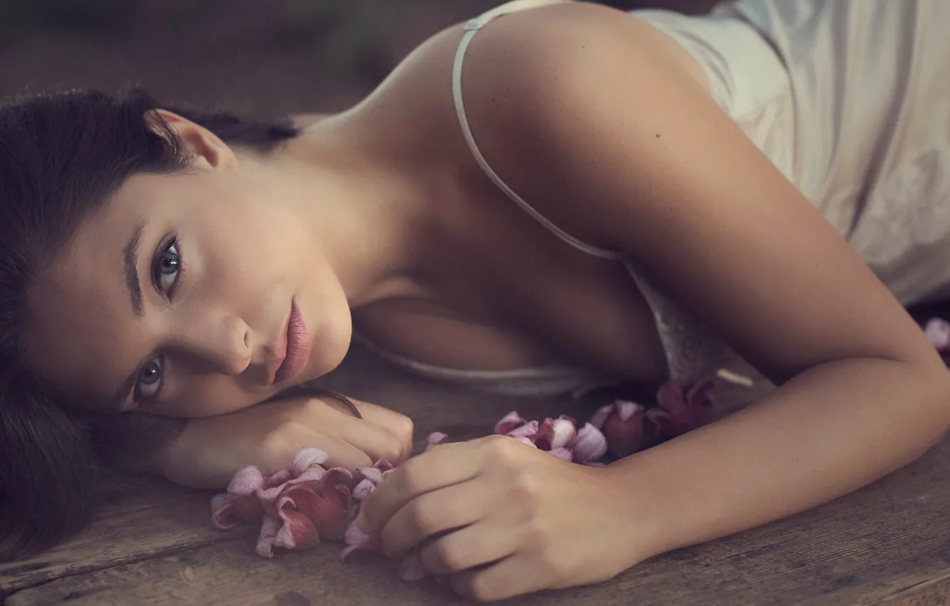 Фото обои девушка, цветы, губки, touch me with a flower