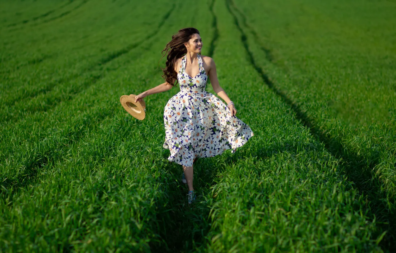 Фото обои поле, лето, девушка, природа, поза, улыбка, платье