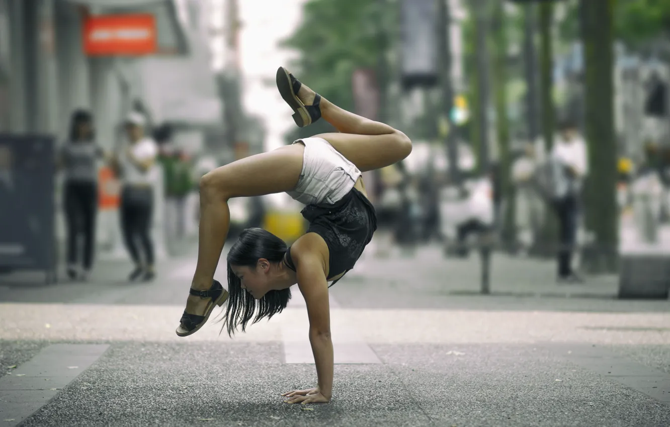 Фото обои девушка, поза, улица, гимнастика, йога