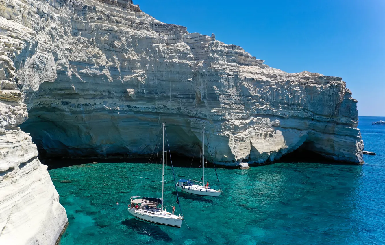 Фото обои море, скалы, яхты, Греция, Milos, Ksylokeratia