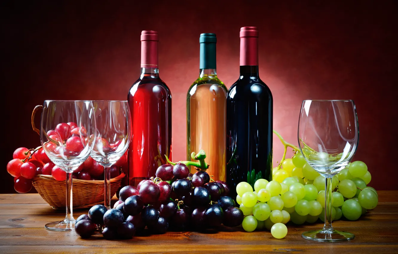 Фото обои стол, вино, бокалы, виноград, бутылки, сорта