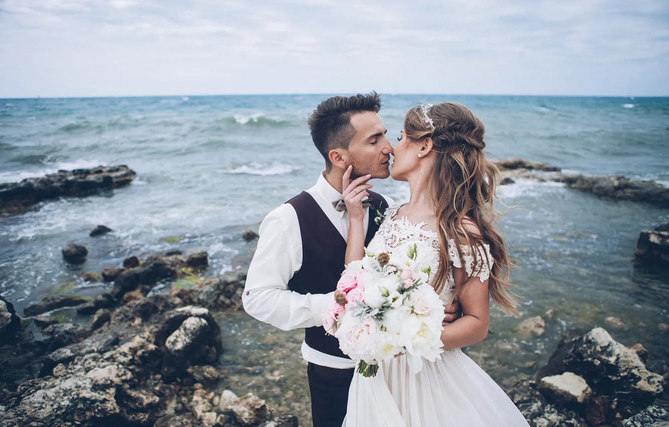 Фото обои море, поцелуй, букет, платье, объятия, пара, влюбленные, невеста