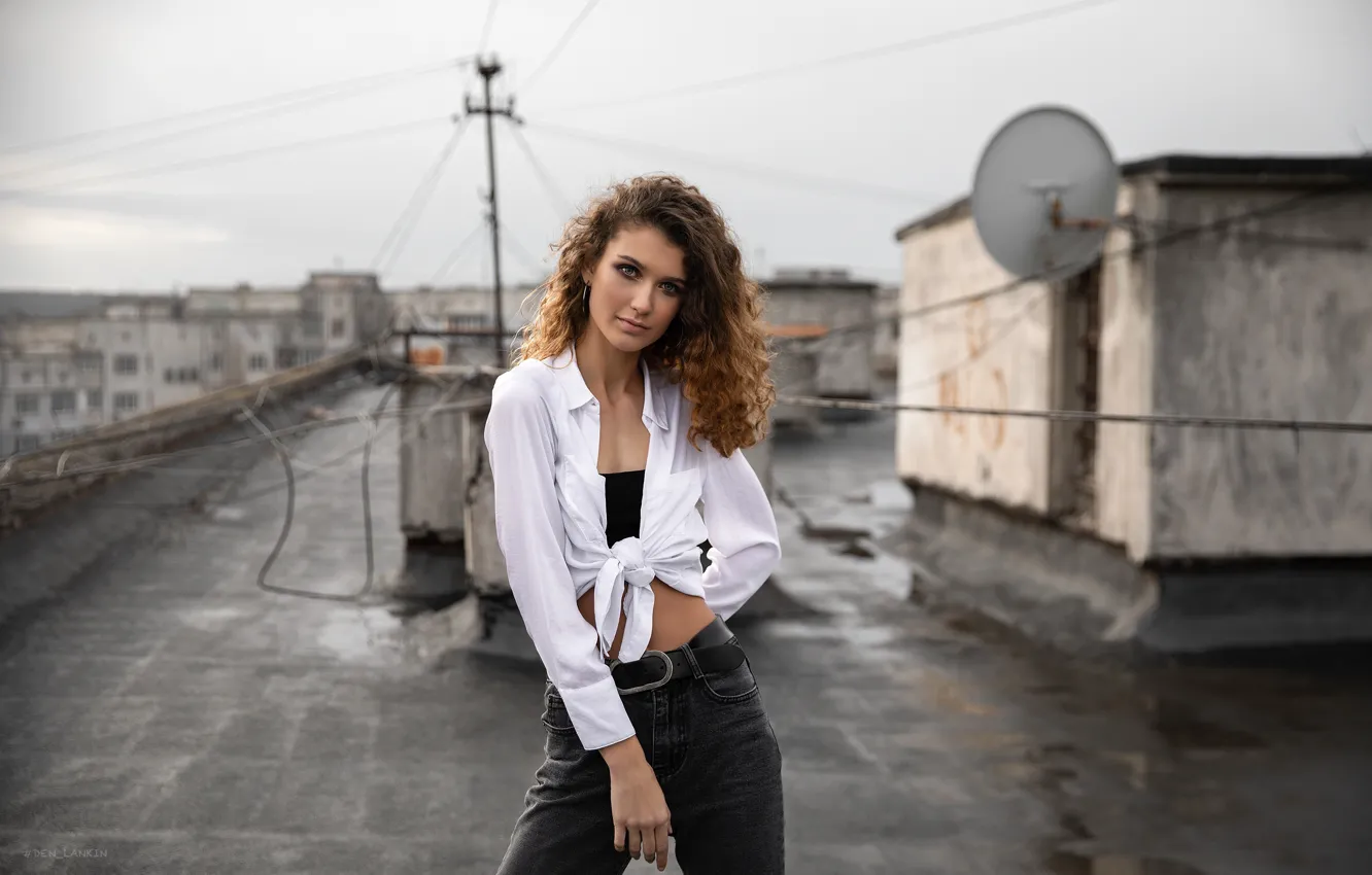 Фото обои взгляд, девушка, поза, джинсы, блузка, кудри, на крыше, Даша