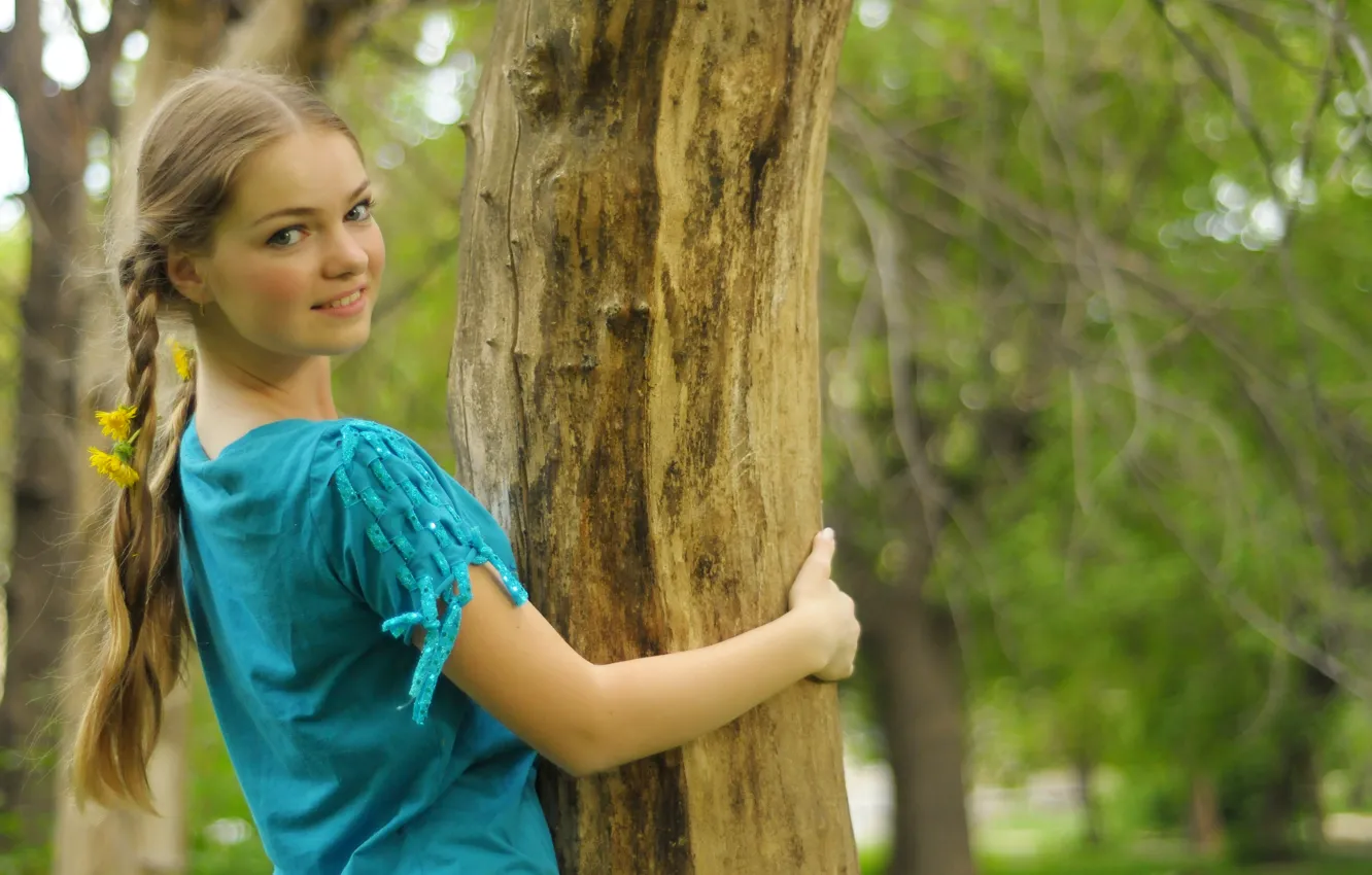Фото обои девушка, улыбка, дерево, блондинка, одуванчики, косы, сероглазая