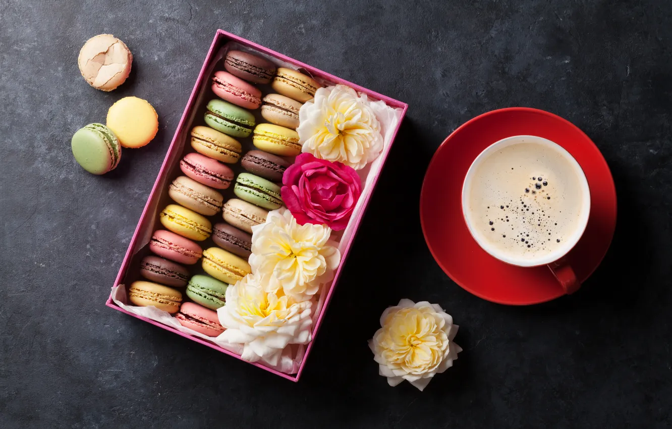 Фото обои цветы, подарок, wood, pink, flowers, coffee cup, macarons, чашка кофе