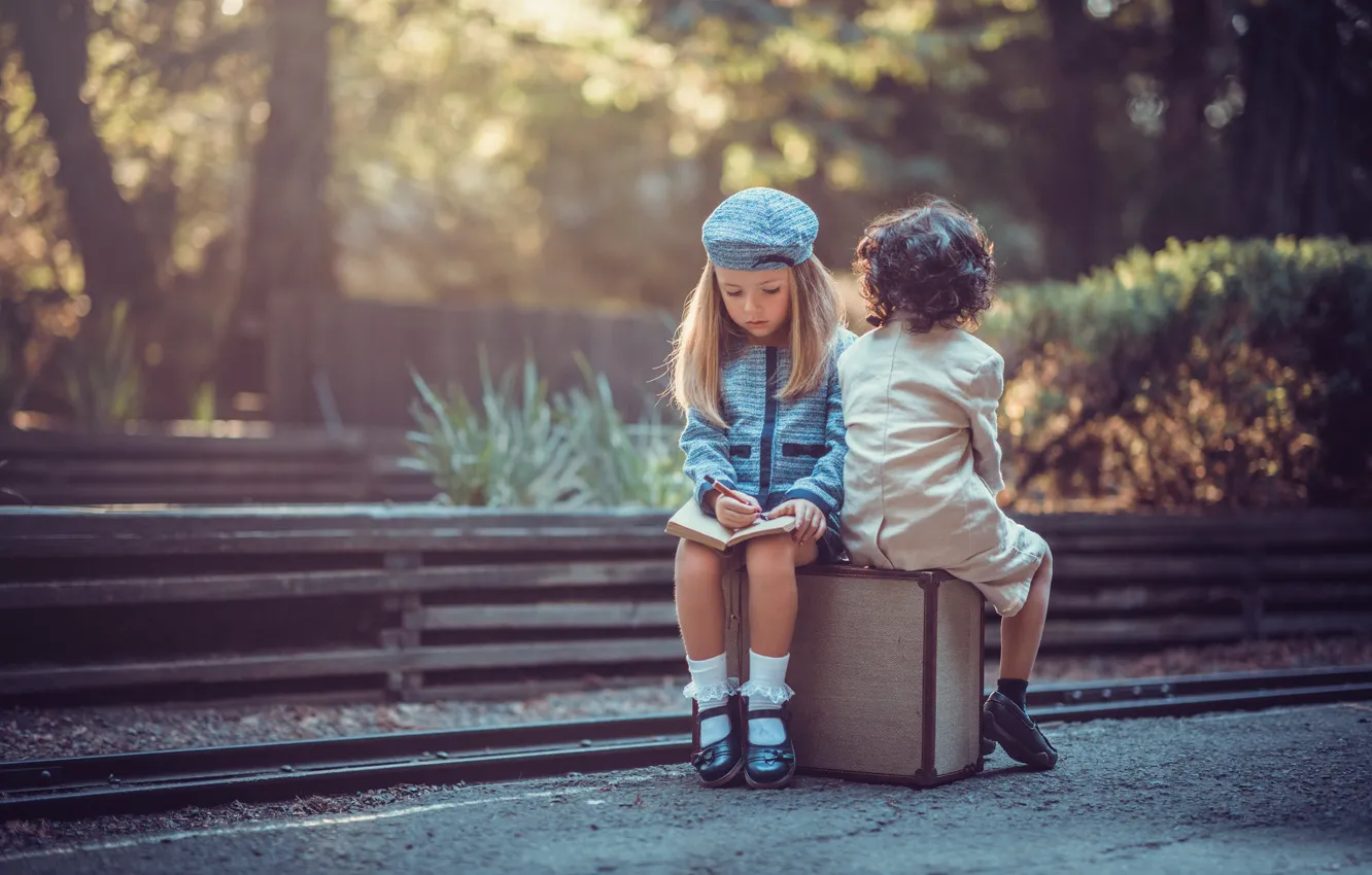 Фото обои дорога, мальчик, девочка, чемодан, Young Travelers