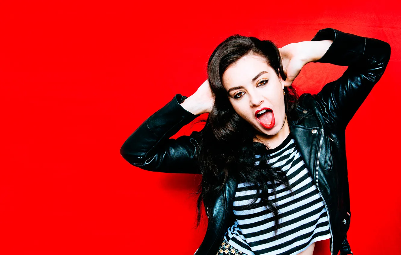 Фото обои Charli XCX, Charlotte Emma Aitchison, DIY, август 2012