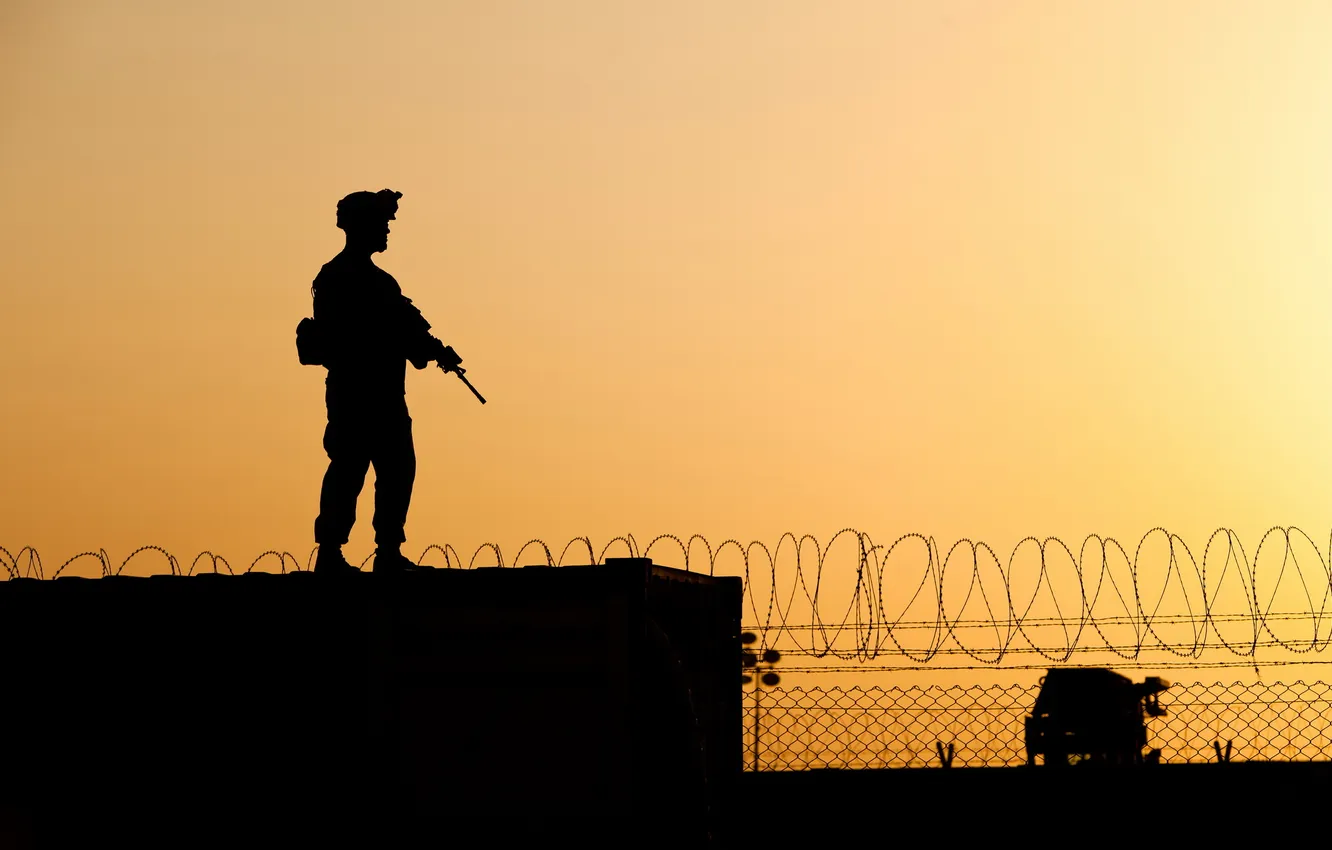 Фото обои забор, силуэт, солдат