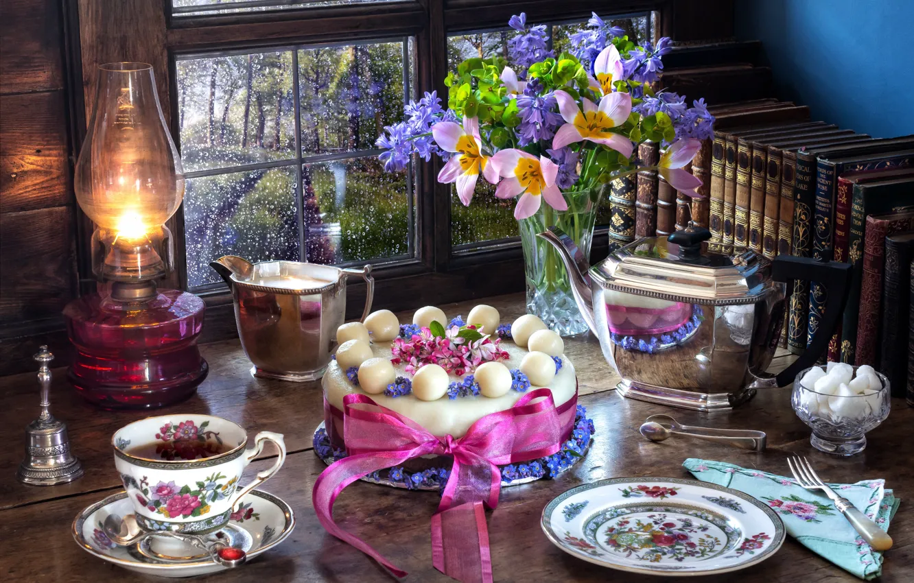 Фото обои цветы, стиль, чай, книги, лампа, букет, чайник, окно