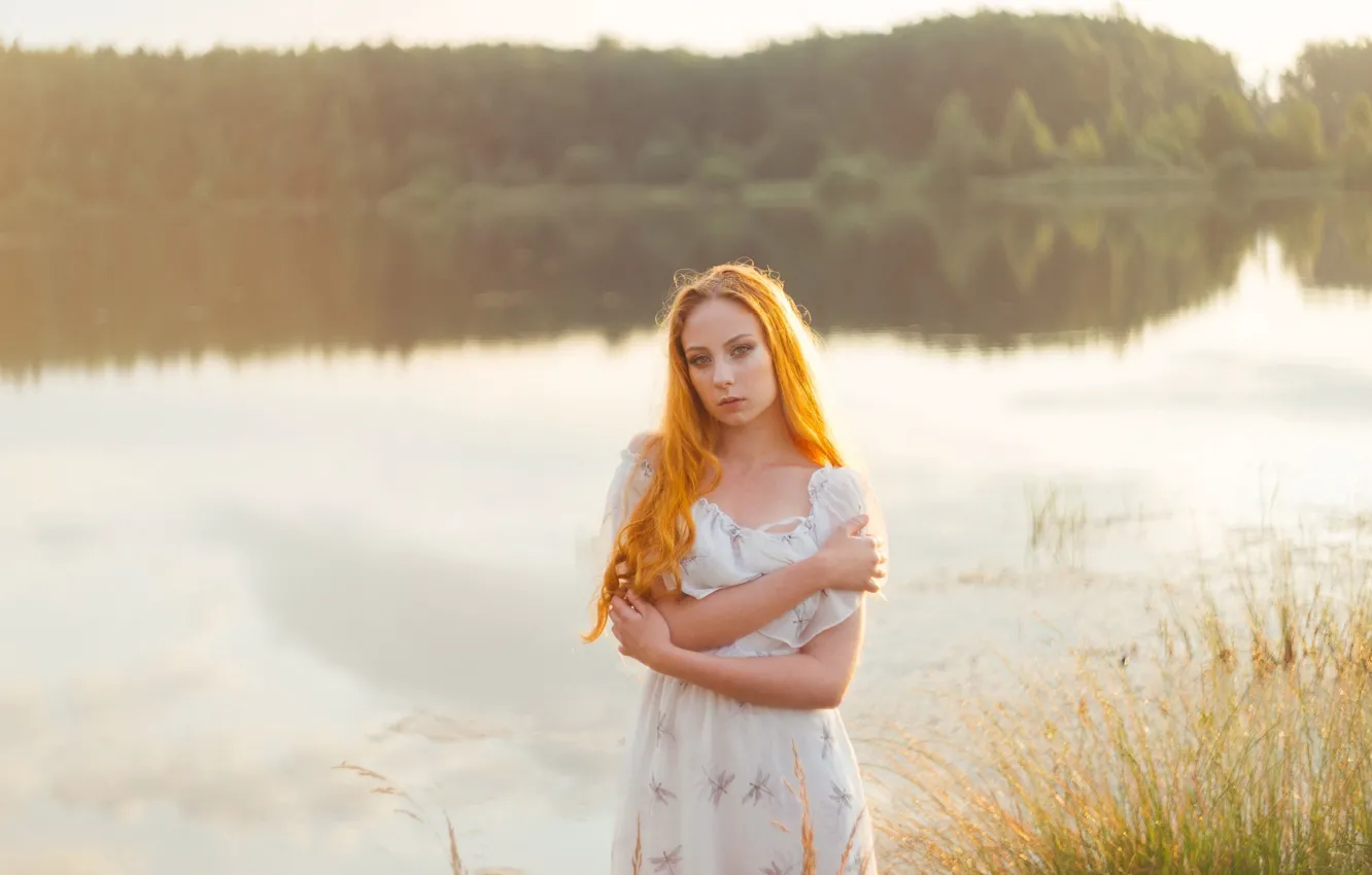 Фото обои взгляд, девушка, солнце, деревья, природа, поза, река, модель