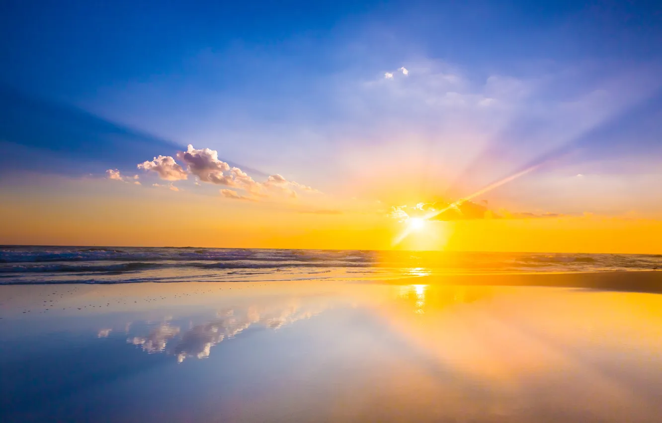 Фото обои море, волны, пляж, солнце, облака, отражение, восход, зеркало