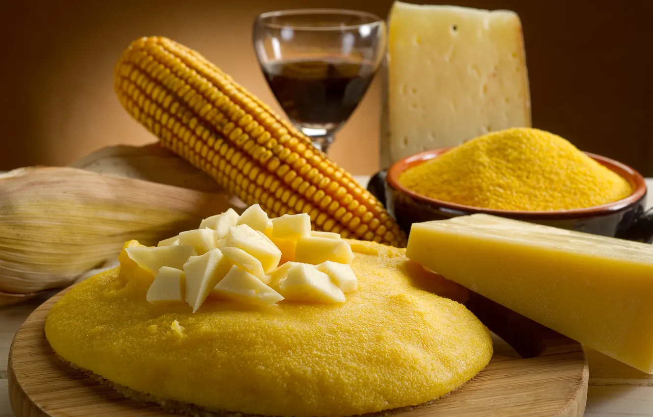Фото обои бокал, кукуруза, сыр, тарелка, доска, мамалыга