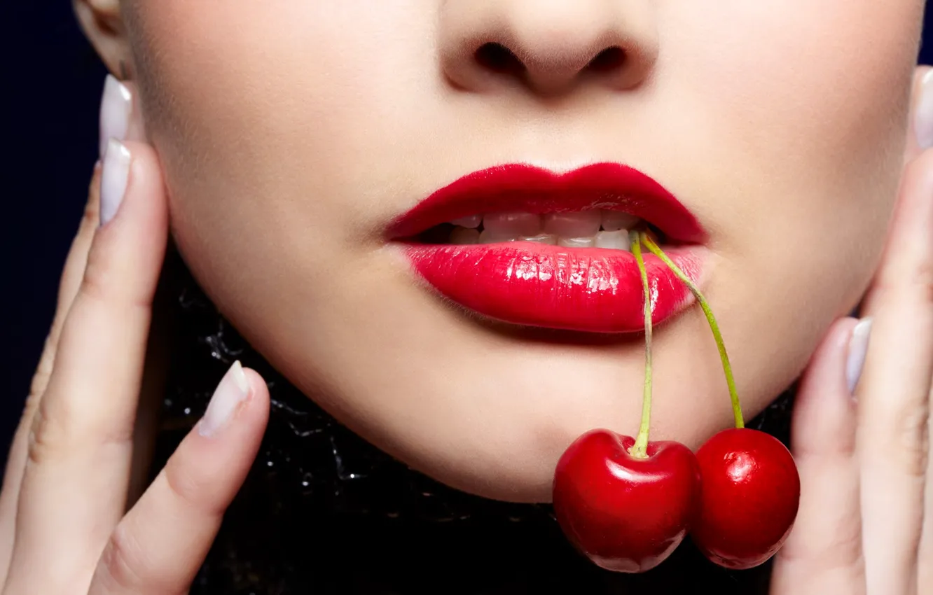Фото обои лицо, вишня, ягоды, помада, губы