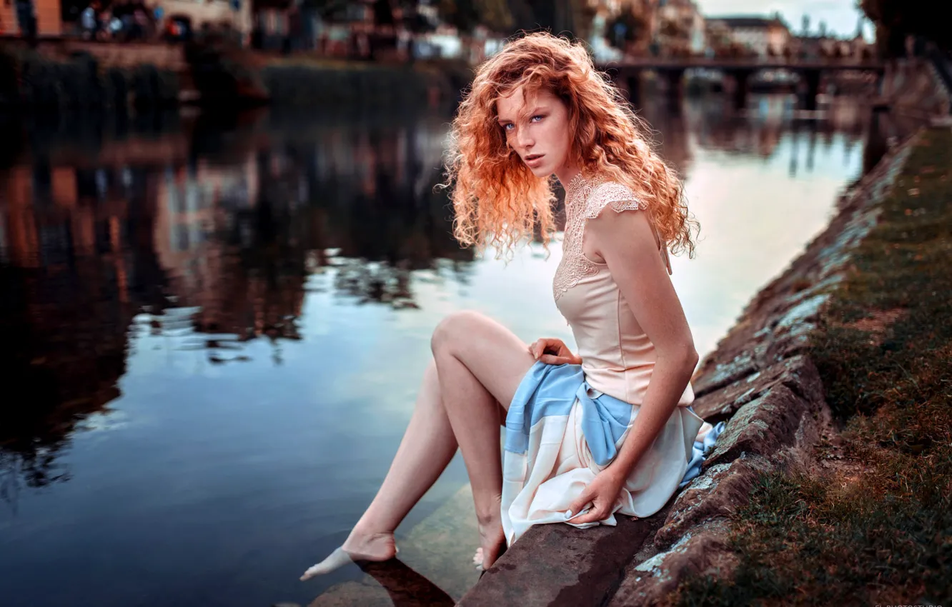 Фото обои girl, river, long hair, dress, legs, photo, photographer, water