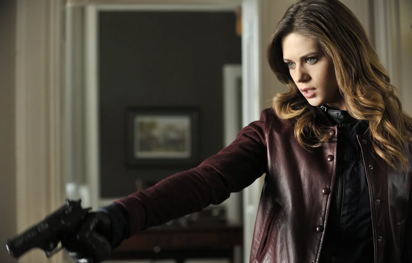 Фото обои взгляд, поза, оружие, сериал, Никита, Nikita, Алекс, Lyndsy Fonseca