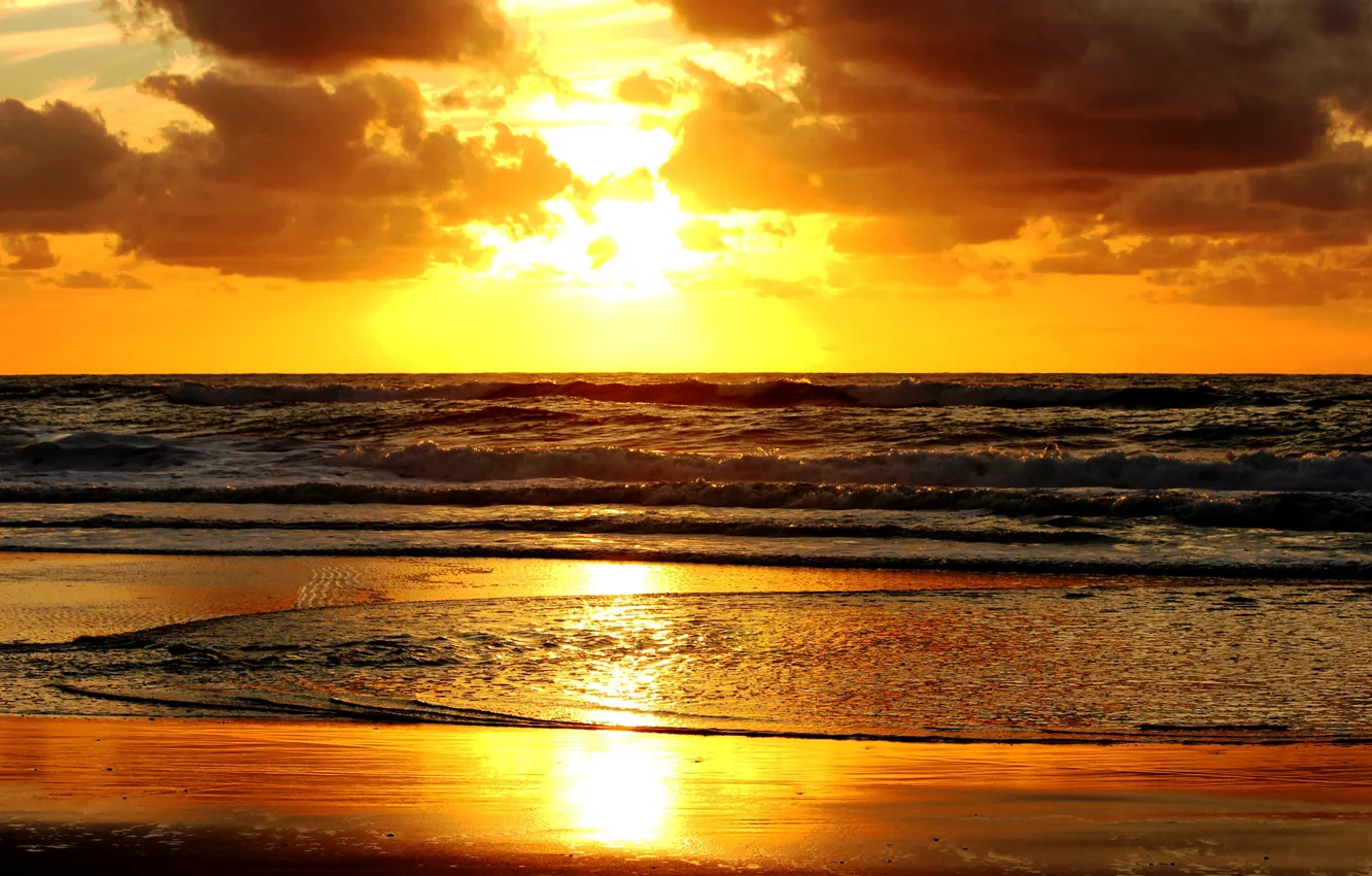 Фото обои песок, море, волны, вода, солнце, облака, закат, берег