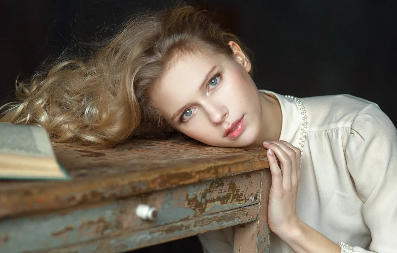 Фото обои взгляд, девушка, стол, книга, Лиза