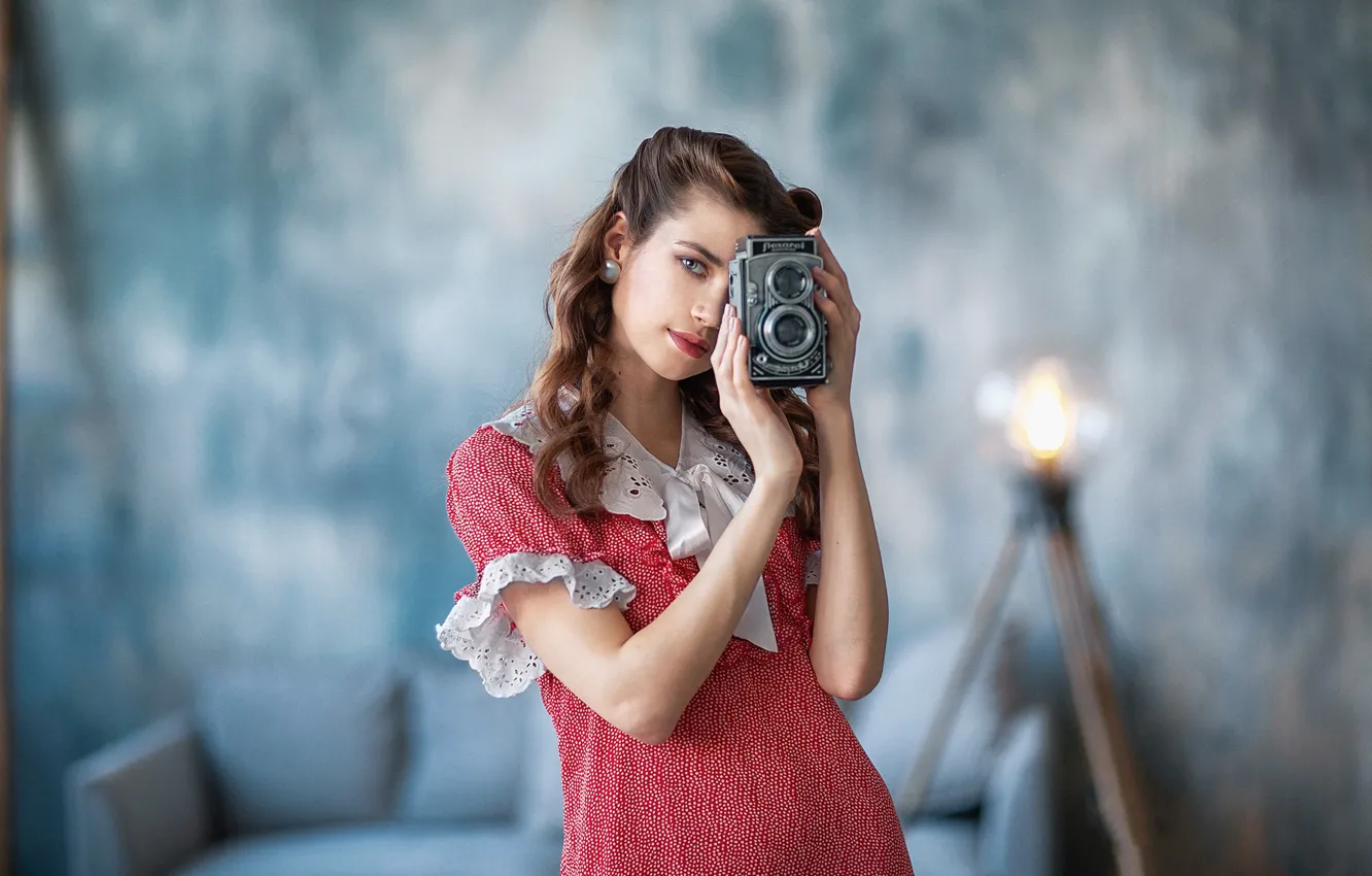 Фото обои девушка, платье, фотоаппарат, шатенка, локоны, Анастасия Бармина, Бармина Анастасия