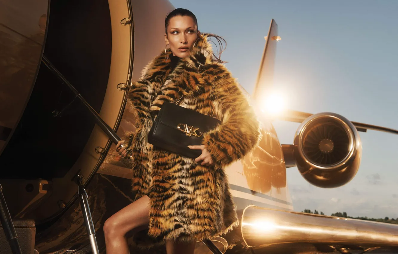 Фото обои Девушка, Самолет, Сумочка, Шуба, Белла Хадид, Bella Hadid, 2022, Michael Kors