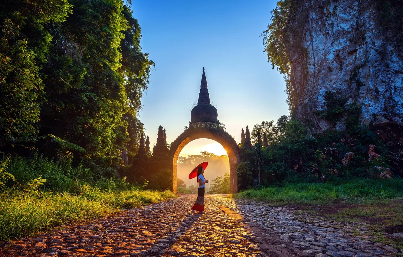 Фото обои небо, деревья, Таиланд, арка, Thailand, лучи солнца, Khao Na, Парк Дхарма