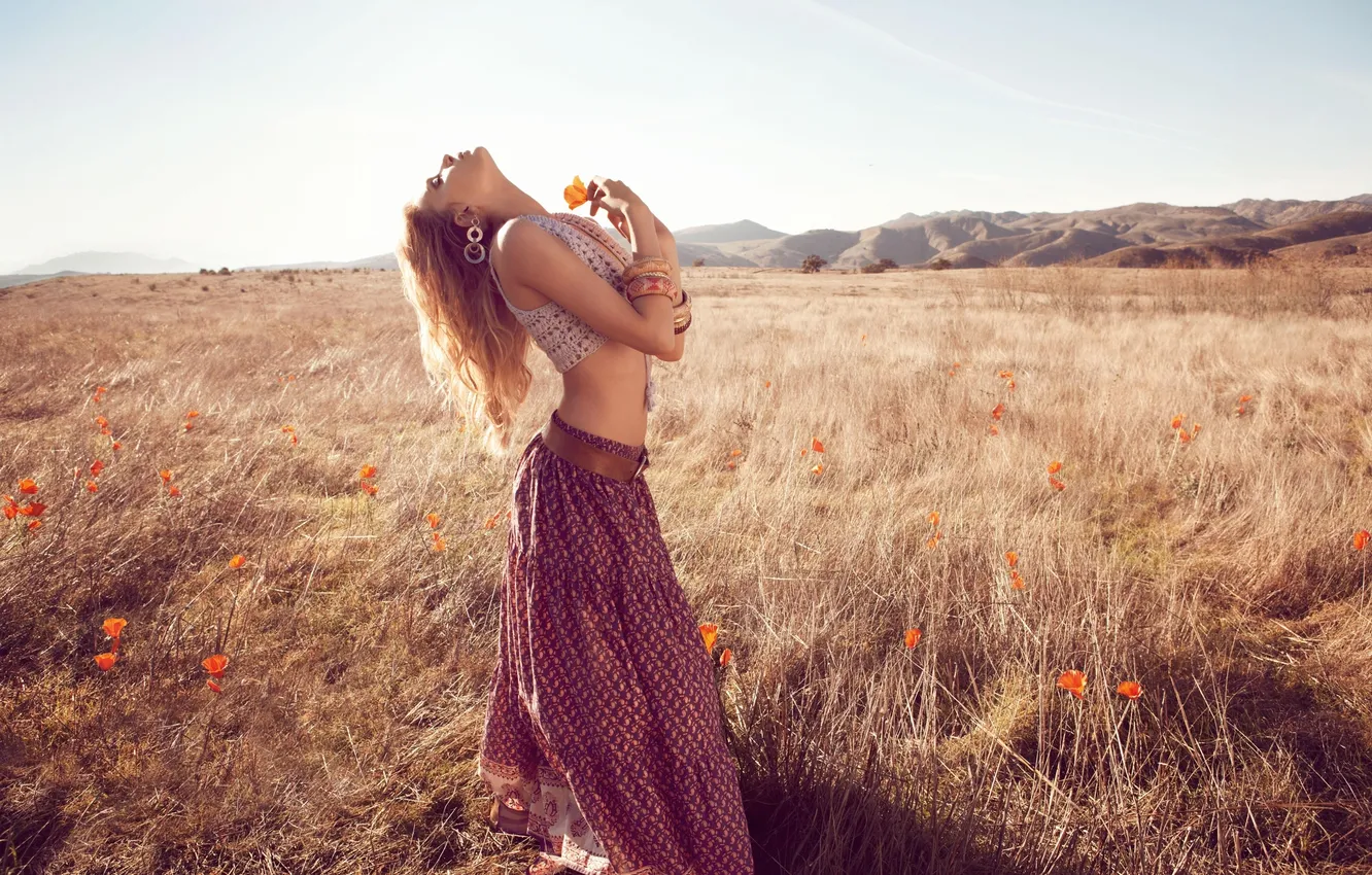 Фото обои поле, небо, трава, девушка, цветы, горы, секси, модель