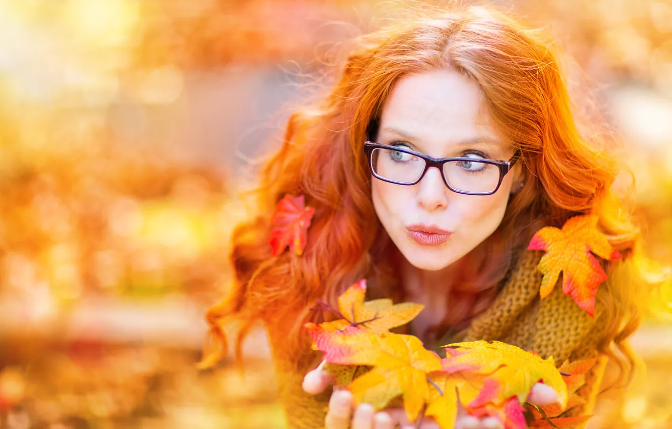 Фото обои осень, листья, девушка, фон, портрет, руки, макияж, очки