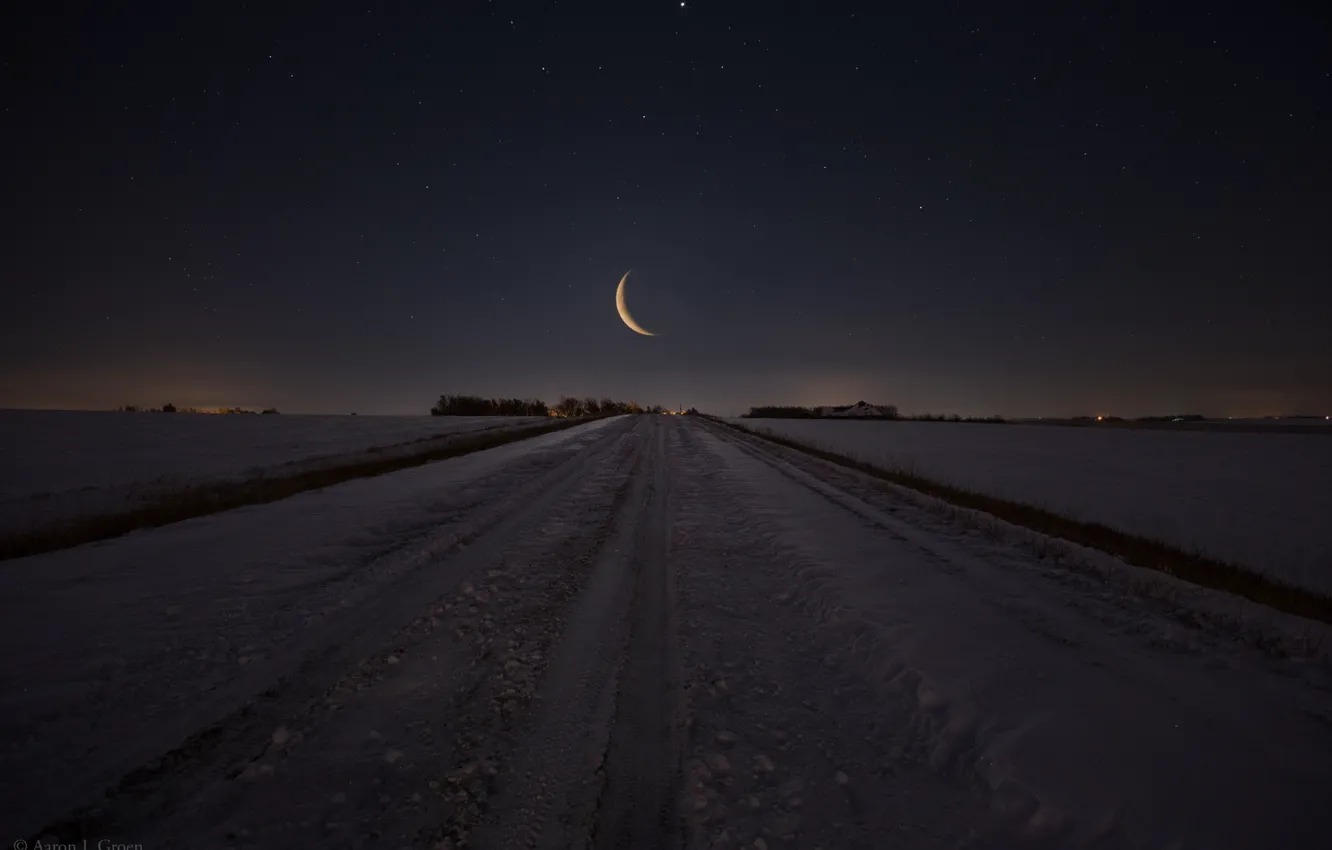 Фото обои зима, дорога, поле, звезды, снег, луна