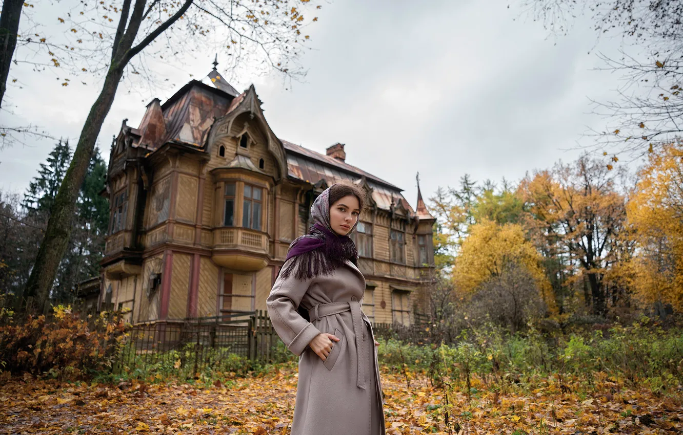 Фото обои осень, взгляд, девушка, поза, дом, пальто, Дарья, Andrey Brandis