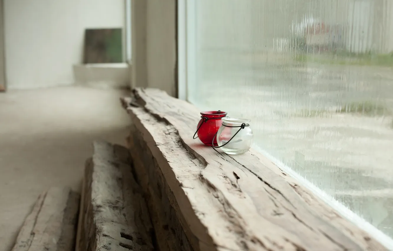 Фото обои стекло, красный, дождь, дерево, настроения, ступеньки, горшочки, вазочки