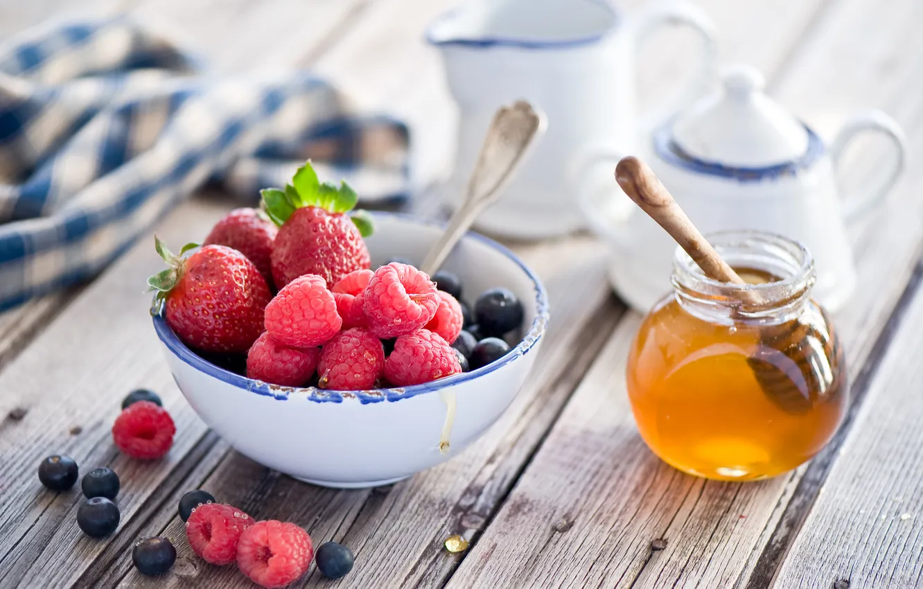 Фото обои ягоды, малина, клубника, натюрморт, мёд, голубика